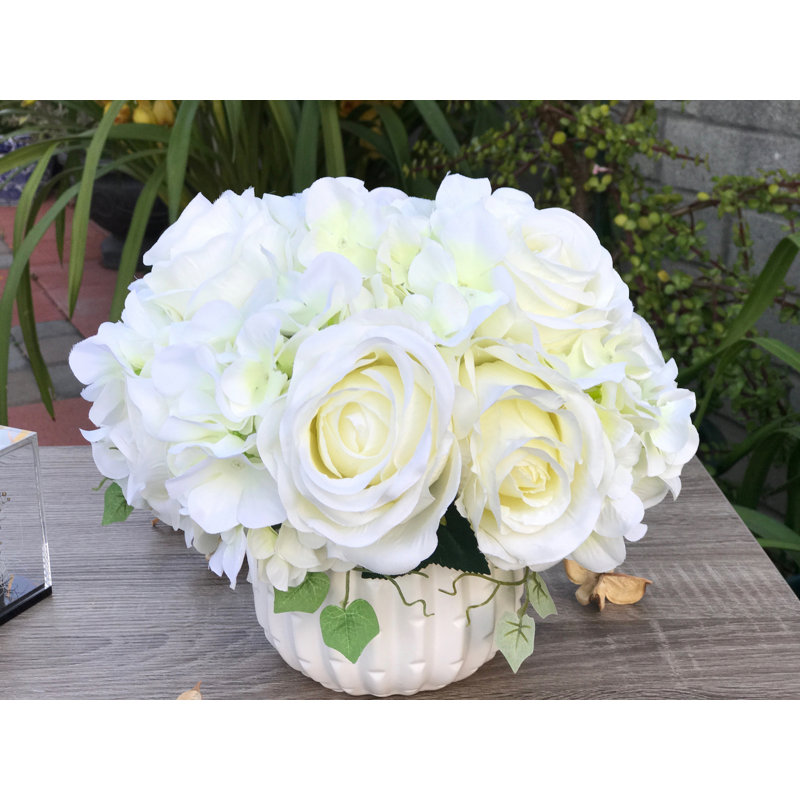 Agencements de fleurs mélangées artificielles en vase, Crème