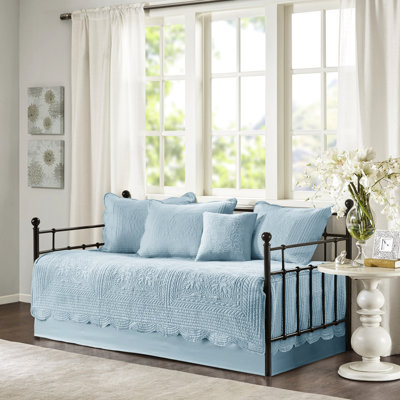 Housse de lit de jour réversible 6 pièces à bords festonnés en bleu - taille simple, 100% microfibre avec rembourrage en mélange de coton, literie de style campagnard ou rustique, lavable à la machine et nettoyage des taches seulement