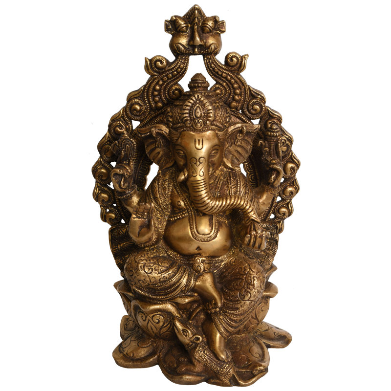 Lord Ganesha assis sur un trône de lotus