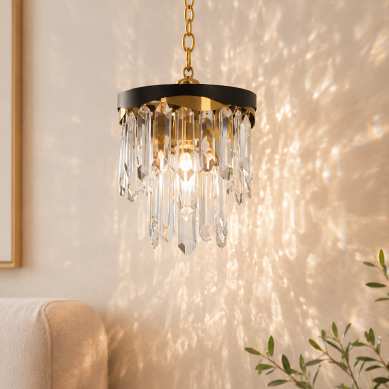Suspension Grigor à une lumière en cristal, style moderne noir et laiton, à intensité variable, idéale pour îlot de cuisine.
