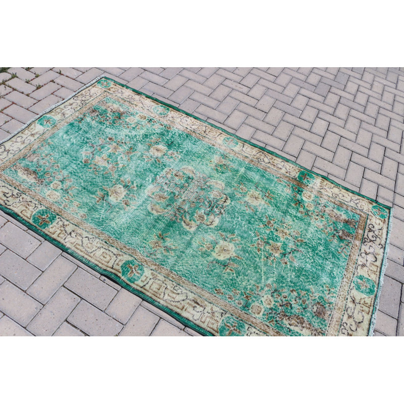 Le tapis turc rétro Oushak en vert attrayant pour une utilisation intérieure et extérieure est une pièce décorative tissée à la main offrant un attrait intemporel