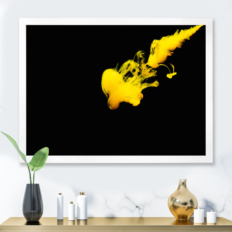 Un nuage de peinture jaune libéré dans l'eau claire - reproduction sur toile, H 16 po x l 32 po x P 1 po, Cadre photo blanc
