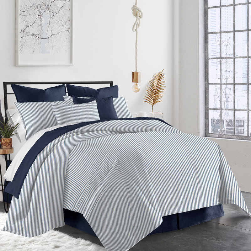 Gesto Coverlet Set, King Coverlet + 2 Shams + 2 Throw Pillows, White/Navy