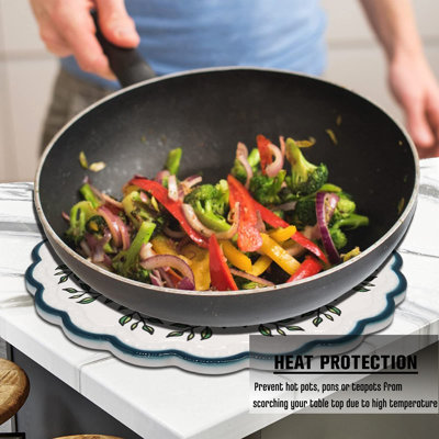 Sous-plat en céramique pour casseroles à fondue, résistant à la chaleur, rond, magnifique tapis à motif de fleurs avec base en liège anti-rayures, sous-plat rond et cadeau pour les amis, ensemble de 4 décorations de table de cuisine, couleurs variées