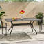 Table de jardin rectangulaire en fonte d'aluminium - Présentant une fonction florale à couper le souffle et un parasol de patio agrémenté d'un support fin-123290885