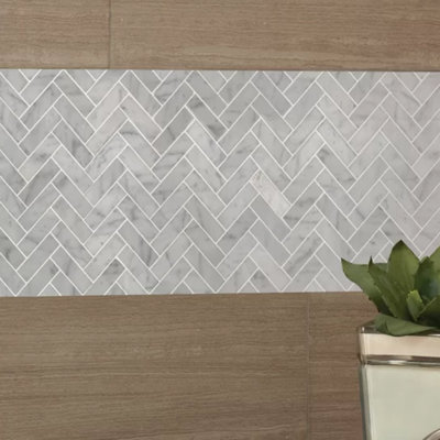 Carreaux de marbre mosaïque blanc à chevrons 12 po x 12 po Carrara