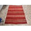 Tapis décoratif rayé turc Kilim tissé à plat rouge et ivoire pour les zones d'entrée avec Vibe