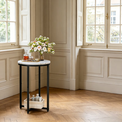 Table d'appoint ronde à plateau en faux marbre avec tablette inférieure ouverte, table de chevet d'appoint moderne avec pieds en métal à 3 branches, disponible dans des cadres en métal doré et noir pour le salon et la chambre à coucher