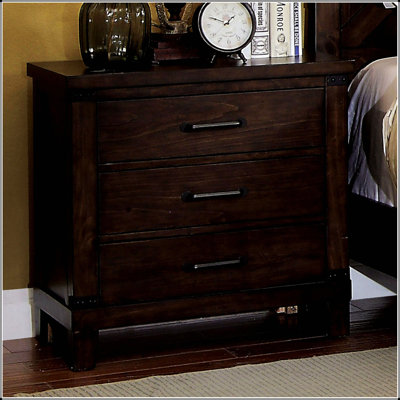 Table de chevet rustique en bois massif avec 3 tiroirs et poignées de bar, parfaite pour le rangement et le style de la chambre à coucher