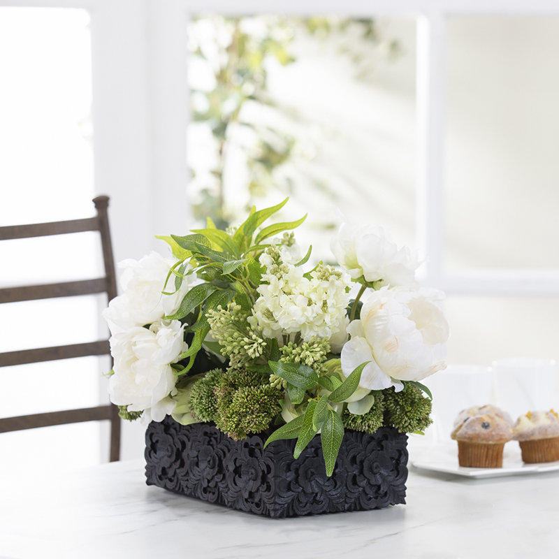 Agencement de fleurs mélangées en mélange de lilas et pivoine dans un pot de fleurs