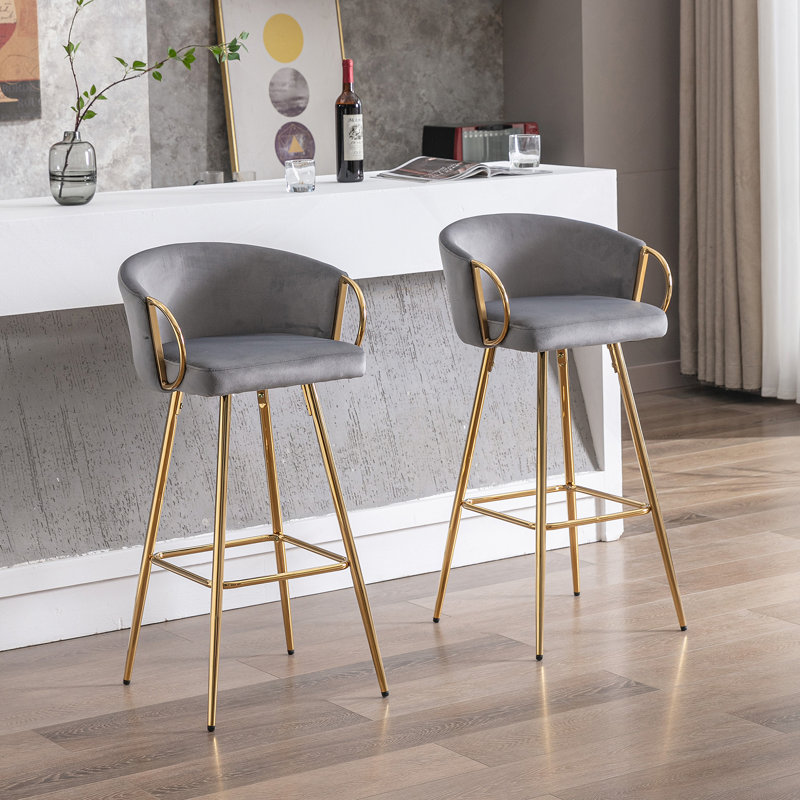 Ensemble de 2 tabourets de bar en velours de 30 pouces avec repose-pieds chromé et pieds dorés, Gris