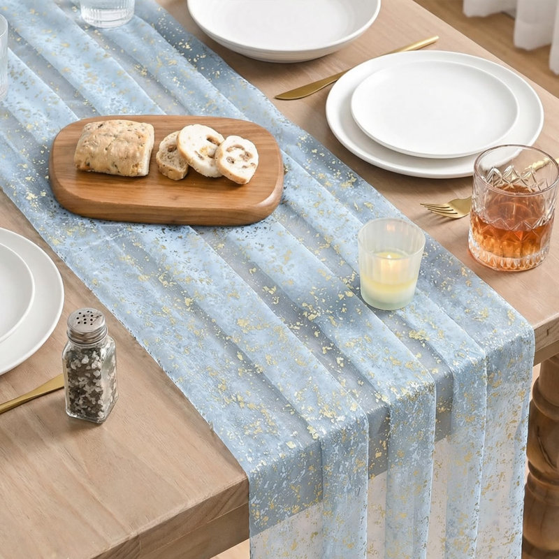 Chemin de table bleu clair en gaze dorée, 3 m (120 pouces), avec paillettes métalliques transparentes, idéal pour les repas, les mariages, les anniversaires, les fêtes et les réceptions à la maison. Parfait pour les soupers, mariages, anniversaires et fêtes à la maison.