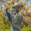 Statue d'enfant enfant ange tenant un bouquet de fleurs en magnésium-1788345804