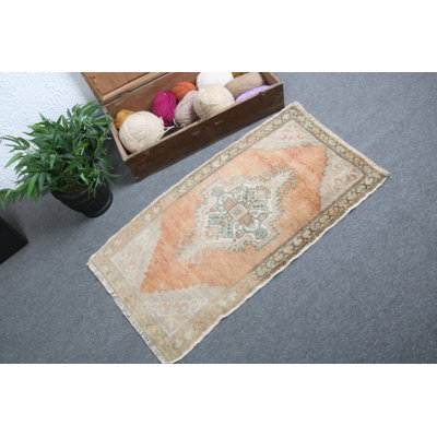 Tapis turc rétro fait à la main de petite taille, idéal pour être suspendu au mur ou comme tapis d'entrée dans la chambre à coucher