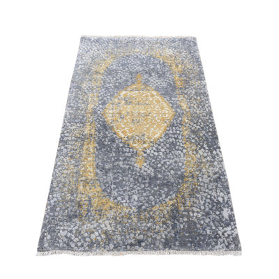 Tapis de couloir gris nouvel âge en soie 2 pi 10 po x 6 pi Carlis