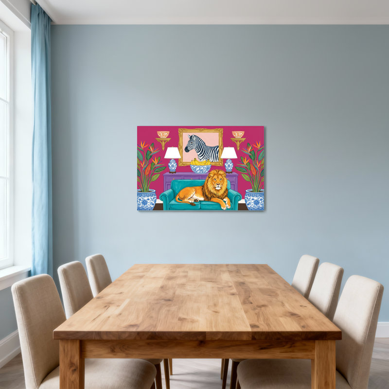 Animaux, lion sur un canapé avec un portrait de zèbre, H 20 po x l 30 po