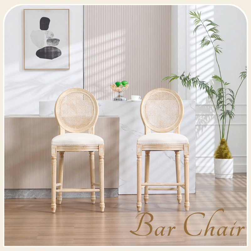 Ensemble de 2 chaises de bar de style campagne française, hauteur 66 cm, chaises rembourrées avec dossier rond en rotin, finitions en fil de fer et sculpture, idéales pour le salon, la cuisine ou un restaurant.