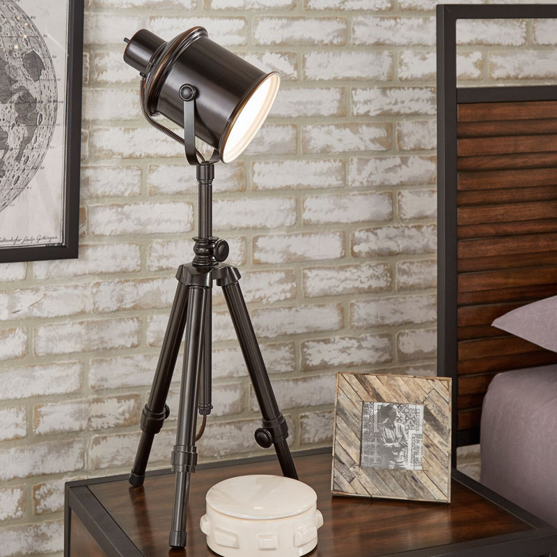Merry Metal Tripod Lamp