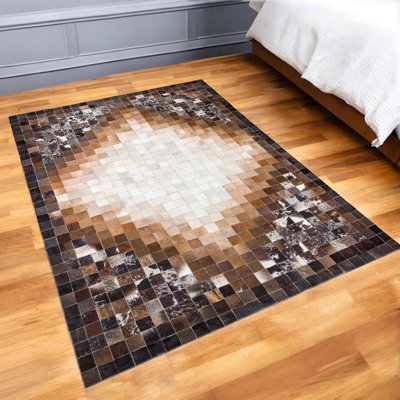 Tapis brun et beige en patchwork de cuir de vache ombré, tapis en cuir de vache naturel