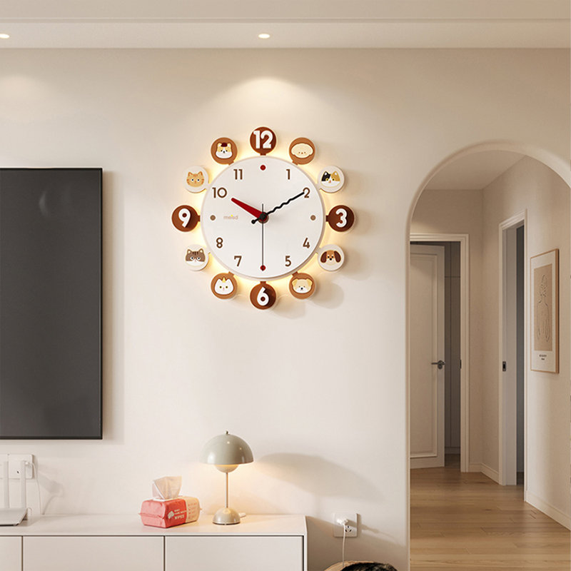 Horloge murale brune et blanche