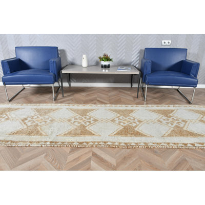 Tapis de couloir turc beige et blanc tissé à la main avec un motif géométrique, idéal pour un look de couloir rétro