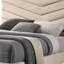 Lit double Vevy, revêtement en flanelle beige capitonnée à chevrons-117559623
