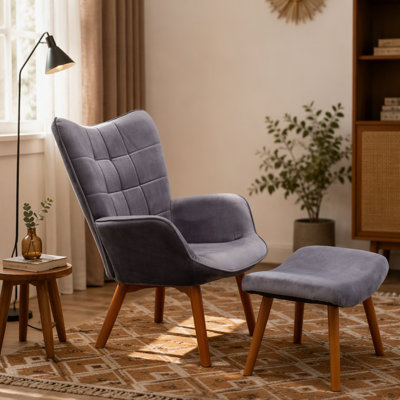 Fauteuil d'appoint capitonné en velours soyeux avec repose-pieds assorti, un mélange parfait de luxe et de confort pour n'importe quel décor