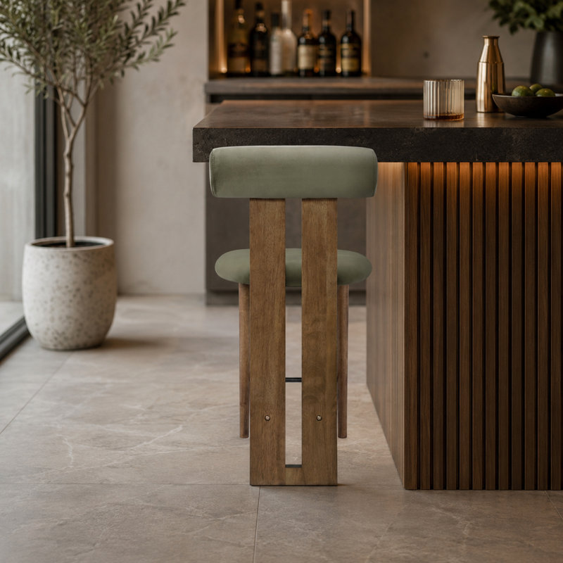 Ensemble de tabourets de bar modernes à dossier divisé en bois d'hévéa, rembourrage vert, tabouret haut en placage de noyer foncé, sièges pour îlot de bar.