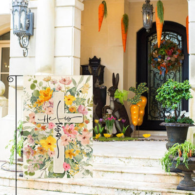 Drapeau floral de jardin de Pâques double face à l'extérieur, il est levé, croix, fleurs, jardin, extérieur, drapeau