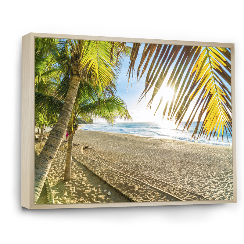 Plage tropicale avec feuilles de palmier - photographie sur toile, H 16 po x l 32 po, Cadre flottant en érable