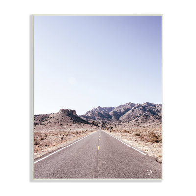 «Empty Desert Road Sun», asphalte blanchie, photographie encadrée noire, art texturé par Nathan Larson