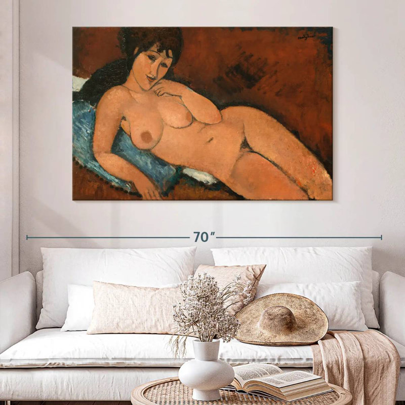 Leisha nue sur un coussin bleu, H 34 po x l 51 po