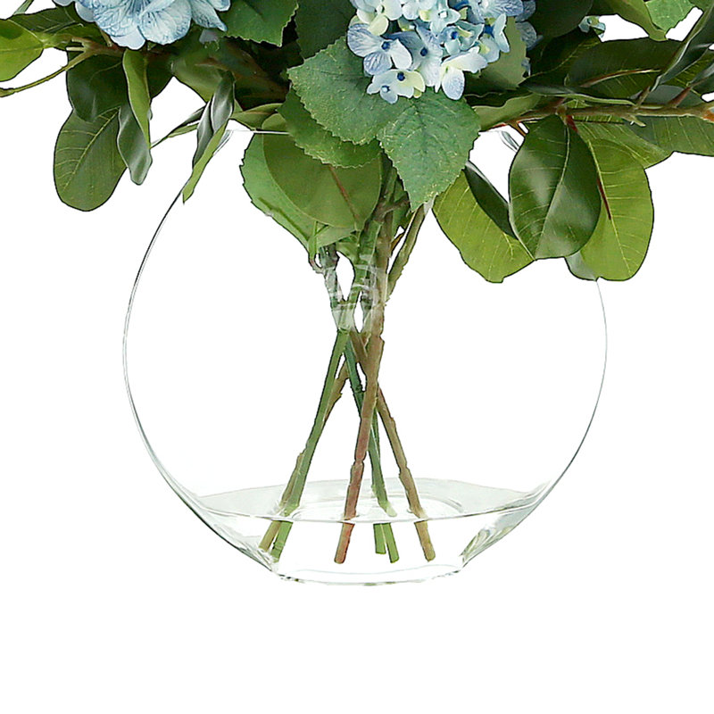 Arrangement d'hortensias dans un vase en verre