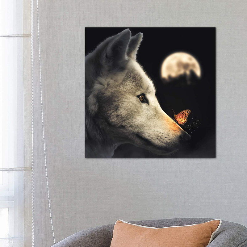 «The Wolf & Glowing Butterfly» par Zenja Gammer - reproduction de photo, H 26 po x l 26 po x P 1,5 po, Toile tendue