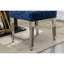Deux chaises de salle à manger recouvertes de chenille bleue, structure en bois massif et capitonnage à boutons - Soutien ergonomique de luxe
