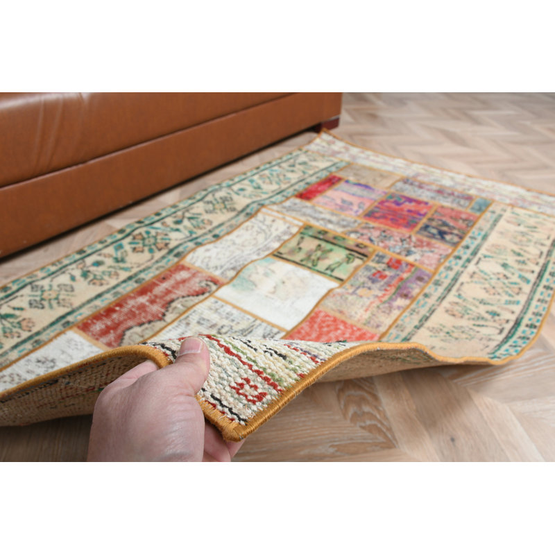 Tapis patchwork turc rétro fabriqué à la main avec un design vibrant et un motif unique pour la décoration intérieure