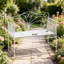 Élégant banc d'extérieur avec construction durable, parfait pour la détente dans le jardin et le porche.