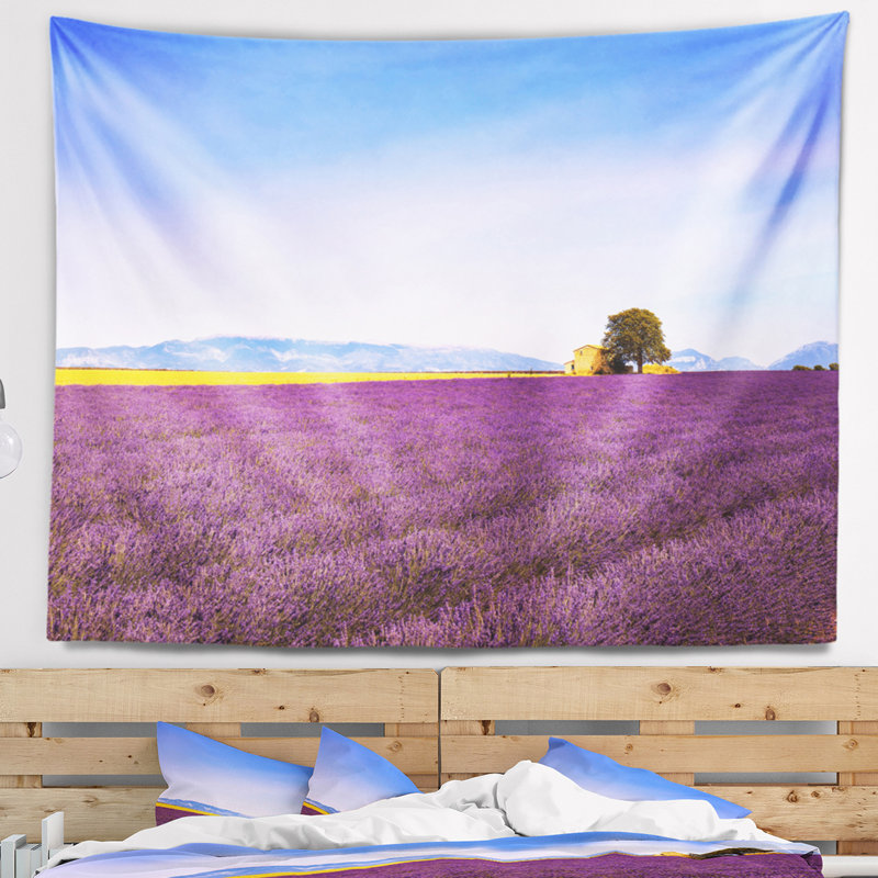Tapisserie à fleurs en paysages avec une vieille maison, H 78 po x l 92 po