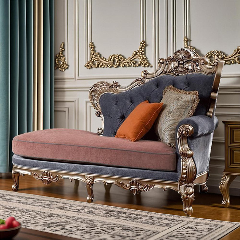 Chaise sculptée à la main au charme classique, Face à la droite