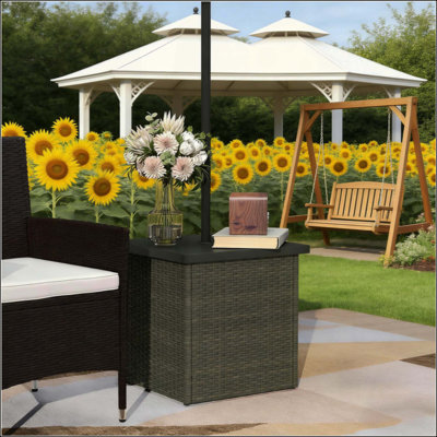 Table de bout carrée pour l'extérieur, table d'appoint en osier avec trou pour parasol