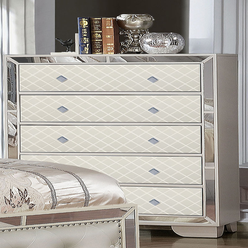 Coffre de revêtement en bois de couleur beige
