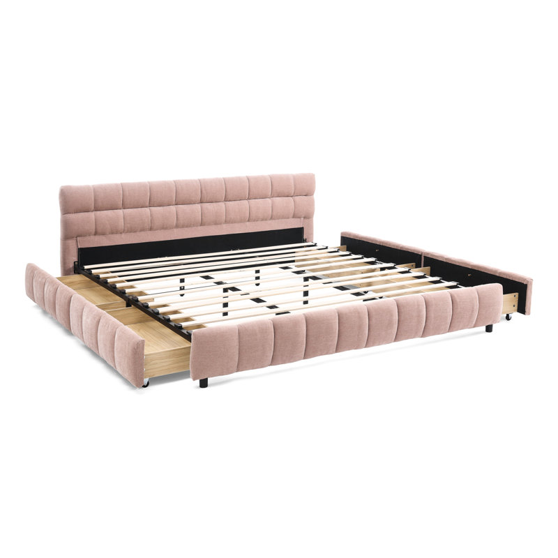 Très grand lit avec revêtement en chenille rose et tiroirs pour un environnement de chambre à coucher moderne et confortable.