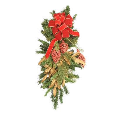 Ornement en cèdre avec feuilles dorées, ornements rouges, nœud rouge avec bordure dorée