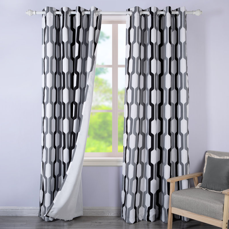 Rideaux obscurcissants et isolants avec œillets et motif géométrique Ginder, L 52 po x L 84 po, Or/noir
