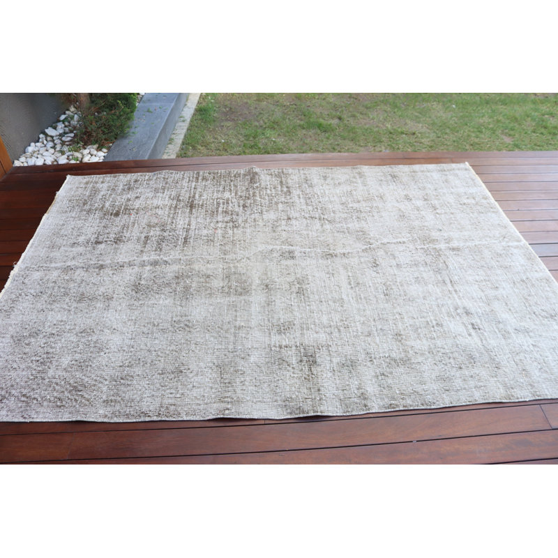 Elegant Neutral Tone Area Rug With Minimalist Design Perfect For Modern Home Decor Crafted From Soft And Durable Fabric