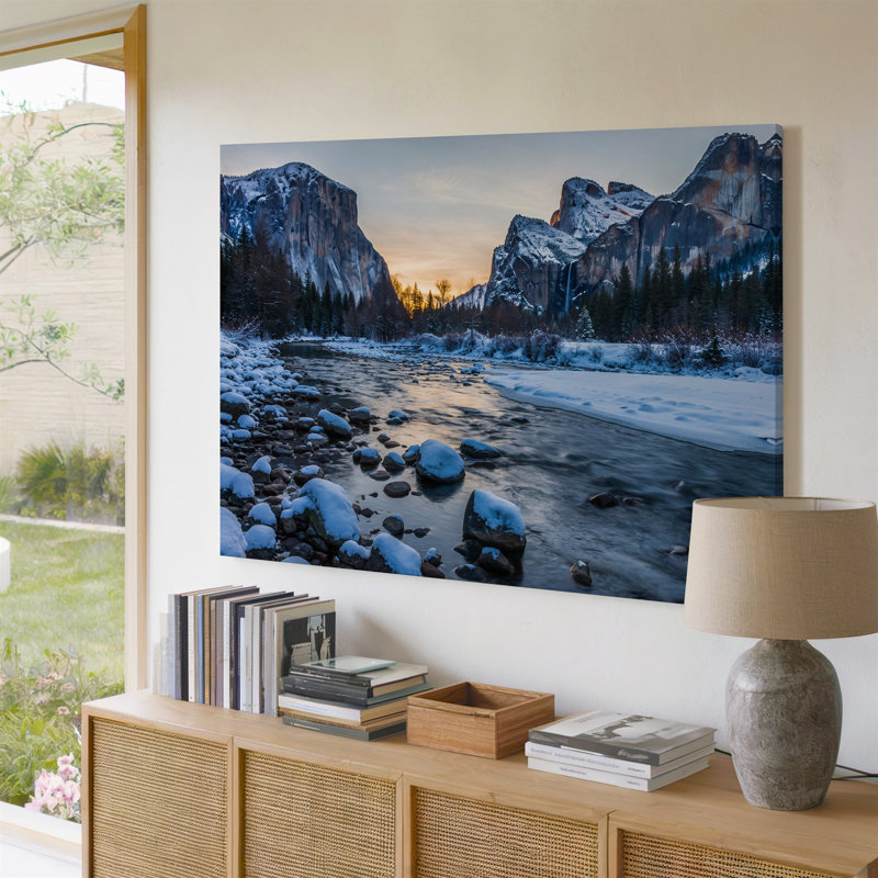 Toile, "Un paysage d'hiver serein avec une rivière tranquille qui coule à travers une forêt enneigée avec de grands arbres à feuilles persistantes", art mural