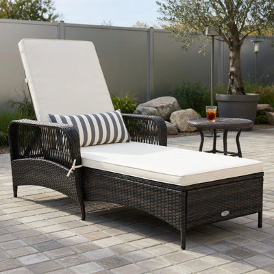 Chaise longue réglable en rotin PE avec coussin et coussin lombaire - Fauteuil inclinable d'extérieur pour terrasse, balcon, cour - Osier brun, tissu beige / blanc cassé - capacité de 400 lb