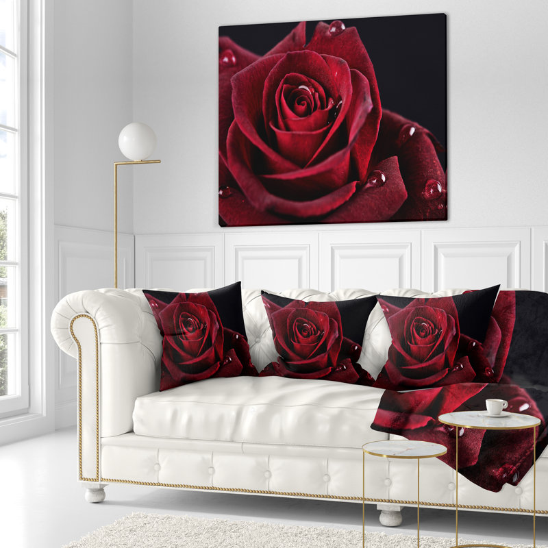 Rose rouge avec gouttes de pluie sur fond noir - coussin à imprimé floral, 18 po x 18 po, Coussin décoratif