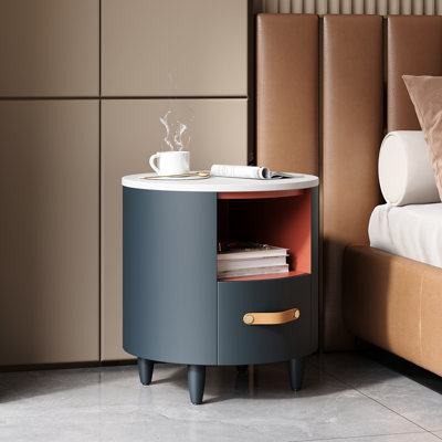 Table de bout ronde bleue avec patins antidérapants, conception à pieds hauts pour un espace de rangement, table de chevet compacte à tiroir coulissant de couleur sophistiquée, coins arrondis, lampe supérieure spacieuse