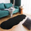 Tapis noir en fausse fourrure Adstock-120902557